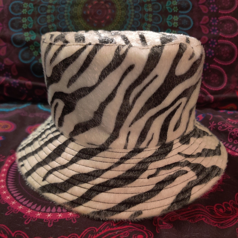 Fuzzy Zebra Bucket Hat - Picture 4 of 4